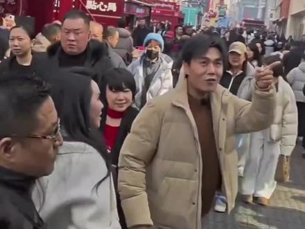 秦昊伊能静牵手逛街秀恩爱,伊能静衣服吊牌未拆,被吐槽贪小便宜