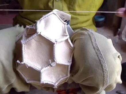 #民间手艺 #手工 你知道足球是由多少块皮革缝制的么?巴铁全手工展示足球制作过程