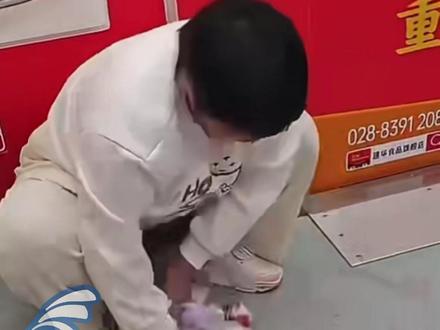 地铁呕血女孩患罕见病8年花费超百万: 一直渴望在家人的陪伴下入院