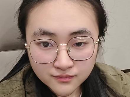 导师为什么会压着论文不让过?3个真实原因
第一个原因:论文质量没到线。
很多同学以为格式对了、字数够了就能过,但导师看的,是逻辑结构、研究深度、查重风险,还有AIGC痕迹。尤其现在抽查越来越严,导师比你更怕出事。你觉得能交,在导师眼里可能只是“初稿”。
第二个原因:你不会按导师思路改。
导师最怕什么?最怕意见给了,你改不到点上。让你补文献,你改措辞;让你重写框架,你只调顺序。导师会觉得沟通成本高,宁可压着不放,也不愿放一个有隐患的论文出去。很多论文卡住,不是内容问题,是不会“按意见改”。
第三个原因:导师在帮你规避风险。
有些导师拖,不是压你,而是在帮你避坑。查重不过、盲审被打回、抽检出问题,最后追责可能会追到导师。导师卡你,有时候恰恰是为了让你顺利毕业。
“如果你的论文一直不过,不要盲目反复改,先做三件事:第一,看导师意见是不是改到位;第二,排查查重和AIGC风险;第三,重新梳理框架逻辑,再给导师看。
论文被卡并不可怕,可怕的是不知道为什么被卡。
“记住,导师不让过,往往不是在卡你,而是在筛风险。真正会毕业的人,懂导师逻辑。”
#导师对论文的吐槽 #论文好难写#论文为什么过不了#论文怎么写#论文