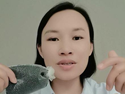 EPP和EVA的区别 EPP 和 EVA 是两种不同材质的发泡材料,核心区别体现在材质属性、物理性能、应用场景等多个维度,整体来看 EPP 更偏向高强度、耐反复使用的工业场景,EVA 则更侧重柔软、低成本的轻量防护场景。
下面我针对这三个维度给大家做仔细的介绍:
一、核心材质与结构差异
EPP,中文名:发泡聚丙烯:属于硬质闭孔发泡塑料,由聚丙烯树脂发泡的材料,分子结构稳定,泡孔细密且独立。
EVA,中文名:乙烯 - 醋酸乙烯酯共聚物:属于柔性发泡橡胶 / 塑料复合材料,由 EVA 树脂混合发泡剂制成,泡孔多为半开孔或开孔结构,材质本身有弹性,触感柔软。
二、关键物理性能对比
关键物理性能对比我整理了一个表格,列明了详细信息呈现给大家,觉得一下无法快速理解的朋友可以点赞收藏起来多看几遍就明白啦。
三、典型应用场景差异
EPP 的核心应用
冷链保温箱、汽车零部件、大型设备缓冲包装、精密仪器防护箱、儿童安全座椅、高端头盔内衬、无人机防撞架、航空航天轻量化部件、建筑保温材料、家居用品等
EVA 的核心应用
运动鞋、拖鞋的中底、瑜伽垫、健身地垫、普通电子产品简易包装内衬、隔音棉等
总而言之:EPP是注重性能和可靠性的“工程材料”;EVA是注重加工性和成本的“通用材料”。 根据您的产品对性能、成本和工艺的具体要求,就可以轻松做出选择。
炜林纳是从EPP颗粒到EPP成型的20多年的源头工厂,我是炜林纳的李高金,如果您有EPP材料方面的需求,请联系我#EPP #EVA #EPP工厂 #EPP材料 #EPP源头工厂