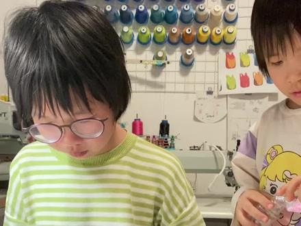 姐妹樱花树大比拼,原来也可以像烧烤一样撒豆子,两分钟一颗樱花树,这也太方便了。#春天我和你拼了 #我在抖音玩拼豆 #当拼豆遇上春天 #拼豆 #樱花树