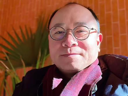 遇见小面上市钱景如何? 遇见小面上市钱景几何?中式餐饮连锁品牌遇见小面近日启动港股IPO招股,11月27日开启认购,预计12月5日挂牌,拟募资最高6.85亿港元,有望成为港股“中式面馆第一股”。此次招股获高瓴、海底捞等5家机构基石投资。
一、遇见小面2014年创立于广州,当前中式面馆连锁门店数排名第四,前三名依次为和府捞面、李先生牛肉面大王、老碗会。目前遇见小面门店总数465家,覆盖内地22座城市及香港,年内目标突破500家。2024年营收11.54亿元,同比增44%;2025年上半年营收7亿元,同比增33.8%,净利润增132%,三年营收年复合增长率66%。规模化门店布局、稳健盈利增长,满足港股上市条件。
二、中式餐饮连锁化率偏低。2025年中国餐饮连锁化率预计约25%,远低于美国54%的水平,且显著滞后于茶饮等品类。传统面食品类如兰州拉面、沙县小吃,长期缺乏标准化供应链与品牌化运作,未实现真正资本化。连锁品牌凭借标准化优势,成为突破行业瓶颈的关键力量。
三、万亿餐饮市场连锁资本化空间可期。2024年中餐连锁市场规模达1.2万亿元,预计2030年将增至数万亿元。随着供应链数字化升级及下沉市场需求释放,具备高效运营能力的连锁餐饮企业迎来发展机遇。政策亦支持餐饮连锁化发展,中式餐饮连锁将成为资本市场重要增量赛道。
以上信息根据公开的新闻做的财经新闻分析,不构成任何具体投资建议。市场有风险,投资需谨慎。#遇见小面