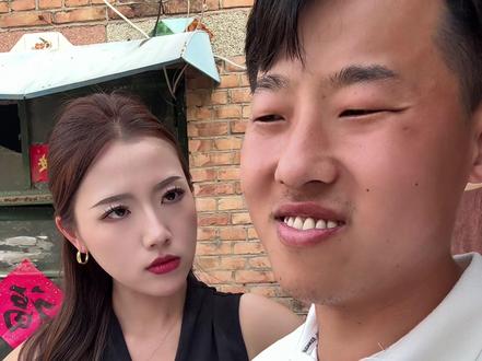 要么你给我买礼物,要么我给你买药#520礼物 #搞笑夫妻