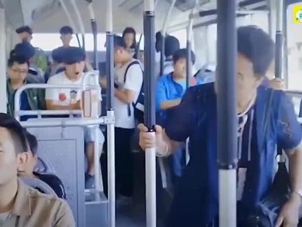 公交车爆笑场面:大妈要求小伙让座,没想到小伙下一秒就拿出假肢#精彩片段 #喜欢的点个赞
