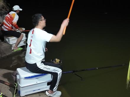 螺纹钢综合4.5米掐鱼比赛,据说是个大师 螺纹钢综合性能很棒,回去准备开启找测试员50个,参与起来#钓鱼的乐趣只有钓鱼人懂 #钓鱼人就是这么疯狂