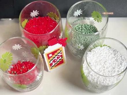 诶,不能摸不能摸。跟着大姣哥老师做的拼豆版霉豆腐~#拼豆 #拼豆教程 #霉豆腐