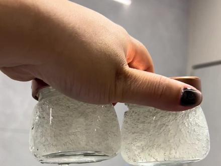 终于意识到怀孕吃燕窝滞后性了🦉 我整个孕期吃了差不多500g燕窝,因为感受到了好处,所以到现在我都一直坚持吃着。孕期里我是隔天一次,一次3-5g,产后日常改成了一周3次,一次2-3g。我看到有很多姐妹都是一次一盏地吃,说真的,没必要!我们的身体吸收能力是有限的,吃太多吸收不了反而浪费!
.
我家宝宝出生后虽然没有特别白,但长得很干净,皮肤很水润,体质也不错,很少生病,吃嘛嘛香,婆婆也说很还带,不像小姨子家宝宝总是生病
.
我孕早期时孕反就很轻(这还是和闺蜜聊天发现的,看我没被折磨到,酸的不行哈哈),皮肤比怀孕前还细腻,每次产检都是一次过的,还被护士小姐姐问是怎么保养的,状态这么好
.
🏝给大家分享一些我从婆婆那学来的辨别经验,希望可以帮到有需要的姐妹
✨溯源码:选CAIQ的溯源燕窝,非溯源的生产环境难以保证,各项指标都没经过正规检测,而带溯源码的全程可溯源,an荃更有保障
✨闻气味:天然燕窝会有霉味,泡发时味道会更明显,炖好后是蛋清的味道,如果闻到一股刺鼻的味道,那就是泡过Y水的
✨看干度:手感干爽,用手一掰就断,如果表面湿哒哒的,还不易掰断,这种就是掺了水的,为水分买单不说,还易发霉
✨摸表面:手感粗糙,可以摸到凹凸不平的纹理,如果摸起来很平滑,纹理模糊,那就是刷胶的
✨看盏型:平盏、圆盏、三角盏中,冲平盏就对了,营养价值较高,而三角盏都是老燕筑的,营养价值不如平盏,毕竟我们吃就是冲着它的营养嘛
✨看盏背:盏背薄,阳光下可以看到挑毛留下的缝隙,透光性良好,如果盏身很厚,密不透风的,直接pass,那就是刷胶过的
✨看底座:底座的宽窄无所谓,只要轻薄就可以,有的会有囊丝,囊丝呈网状,如果底座很厚,泡发后就掉渣的,那就是商家为了增重粘碎的
✨看泡发:泡发率要选8-10倍的,那些10倍以上的说明是泡了Y水的,泡发率太低可能是刷了胶,这些吃了会伤害身体
.
🏝和大家强调一下,别去Y店或实体店买,这些地方的价格高低不等,卖到120一克都是有的,问题是价格贵,品质还不一定有多好,他们也是找批發商进货的,贵是因为涵盖了宣传费、房租、人工等费用!我吃了快6年了,基本没买过超20的,燕盏18-22,燕条14-17,这个区间足够买到品质很好的燕窝了#燕窝 #孕期