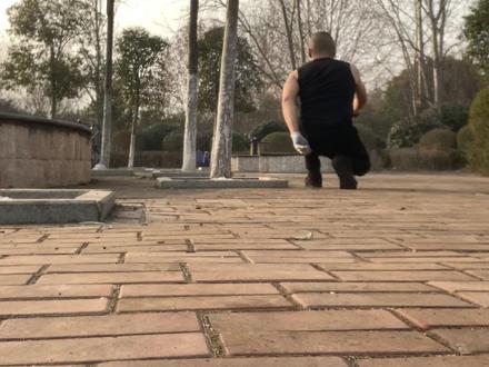 看似简单实则很难的矮子走路。坚持每天走五分钟,男人变强女人变美。#双力臂练习