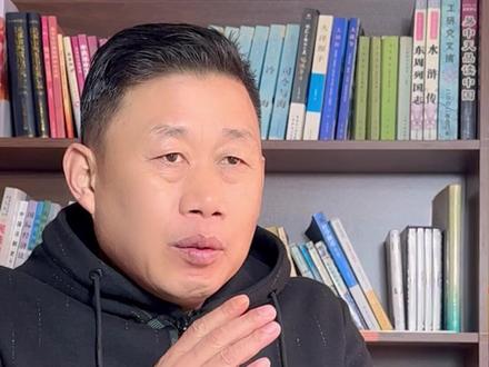 孙立人的真面目 我昨天如实讲了一下#孙立人 的真面目,就跟踩中一些人的尾巴,那是一个吱哇乱叫反口就咬呀。请问,我列举的那项事例不是事实?
这才过了70多年,你们就忘记那些反动派当年犯下的罪行了?难道解放军打败他们,把他们赶到小岛去,你们心里还不服?你们如此吹捧一些当年压在你们祖辈头上的反动派,你们是不是忘记了根本,是不是不肖子孙?
反动派就是反动派,再过千年万年,他们也是与人民为敌的反动派!你要记住,当今的和平安宁是人民解放军打下来的,保护你的是解放军,是他们与那些反动派浴血奋战,用鲜血和生命,才解救了你的祖上。现在日子好过了,你们就忘了恩义,把当年的仇人请在供台,当孝子贤孙,是不是太搞笑了?是不是还想让他们回来,再一次骑在你们的头上。