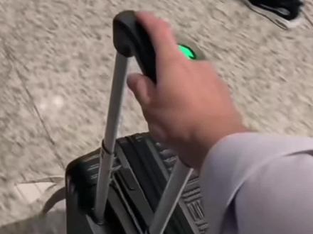 你知道吗?11一9二5是什么梗?(1)11-9=5(你要见就等我)。(2)11减9应该是等于2的,但是多了一个3,意思就是你要不要多个小三。
(3)11减6应该是等于5的,但这里是11-9=5,意思就是问你要不要选择69式。
其实,这就是一道性暗示题。