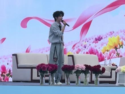 小星河真的对普普喊了攻打鲁西南抢走郝熠然🥰🥰🥰普普还问麻袋够不够大哈哈