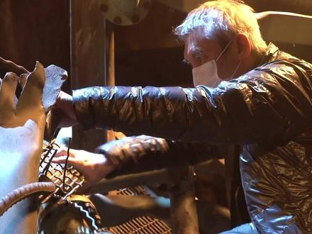 71岁的徐克导演在大风雪里与演员“并肩作战”,全力以赴拍摄#长津湖之水门桥 #长津湖之水门桥大风雪升级