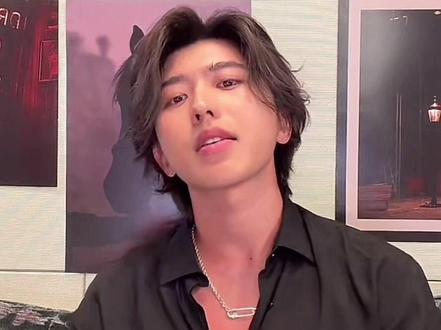 2026.2.8蔡徐坤直播回放(1/2) 时隔八年,推广新专辑,两次直播也是赶了一次,多了点成熟,实际内心还是小猪咪,小表情太可爱了
蔡老师亲自在线批作业,会有实体专辑和黑胶,还有中文专辑在筹划中,很快可以跟大家见面了,#蔡徐坤#蔡徐坤直播 #蔡徐坤新专辑