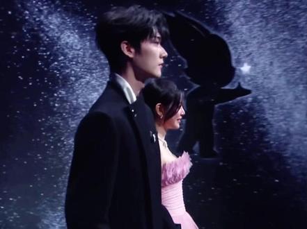 “牵好!阿拉搜!”战歌起!#陈妍希#周柯宇#微博之夜 红毯#狙击蝴蝶🦋