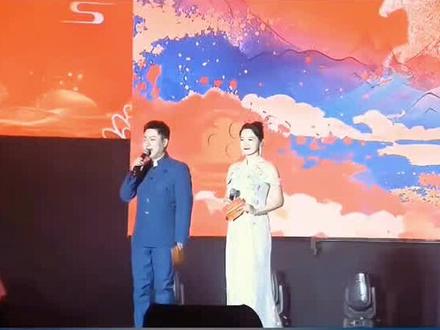 云朵参加2026年安徽桐城春节联欢晚会,演唱了九州吉祥、化风行万里,云朵上的梦。云朵参加这次线上春节联欢晚会,没有任何预告,没有任何宣传,晚会节目组也没有受到黑粉的任何干扰,终于让这次云朵线下演唱会得以顺利进行。