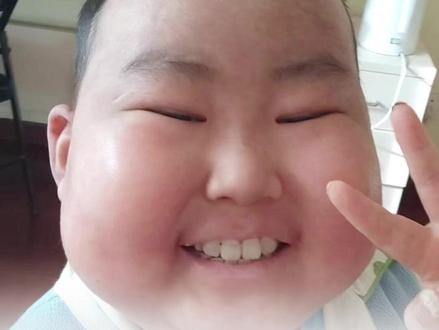 抗癌6年曾经历17次化疗、2次骨髓移植,10岁抗癌“小王子”豪豪去世,母亲:如果太累了,就大胆往前走,爸爸妈妈不会怪你的#抗癌 #王子请恢复健康 #抗癌小王子