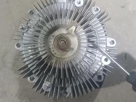 硅油风扇的作用是给发动机水箱散热,控制风扇转数。优点经久耐用,缺点没有电子风扇智能。故障现象:发动机风噪大或散热不好发动机温度过高。如丰田LC100启动时的咆哮声就是由它和扇叶配合发出的。