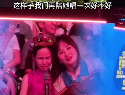 刘若英演唱会两姐妹点歌事件还原 网络上热爱断章取义且过得不如意的人实在太多,一直在网络上自以为正义的发声实则疯狂网暴这件事的参与者。
姐姐的点歌牌是其他粉丝给的,刘若英准备开始唱《诚实》的时候,伴奏已经响起来了,妹妹也在跟着唱了,那如果她直接打断是不是也会被骂欺负小孩呢?这件事的矛盾在于两个小朋友之间妹妹抢了姐姐的麦克风,但这个事情和歌手本人有关系吗?刘若英已经很尽力在照顾两个小朋友的情绪了,所以当她第二遍询问姐姐的时候选择和姐姐一起唱后来是因为她也看到姐姐想唱后来,只是导播没有切到大屏幕而已,你可以说刘若英做得不够周全但刘若英并没有做错什么要被大家这样谩骂。姐姐最开始也最想听的歌曲就是《后来》,所以不用脑补这么多觉得姐姐以后一定不喜欢《后来》。所谓的网络理中客也不用这么义愤填膺网暴妹妹,她是错了,但不至于被你们这么多自以为正义的大人进行网暴。#刘若英演唱会两姐妹点歌 #刘若英 #刘若英后来 #刘若英演唱会 #刘若英回应演唱会两姐妹点歌