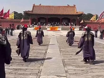 在历朝历代中,为何只有清朝的官服会让人看一眼就胆战心惊,这其中原因很简单,顶戴花林是满清原创,霸气图腾是明朝原创,精致朝珠是佛教原创。而内敛玄兰则是因为清在五行中属水。这些东西混搭在一起不能说好看,只能说是历朝历代中最差的一件,仔细观察清朝的官服,你就会发现其实它有很多层。而本应该让脸型更好看的官帽子,因为清朝金钱鼠尾的发型导致其变得不伦不类,让整个人看起来更加木讷,而且因为清朝的官服极为板正,颜色又极为压抑,而清朝的官服之所以会被现代人当成僵尸服的原因主要有四点,第一点就是历史背景,僵尸之说兴起和盛行于明朝以及清朝,但在清朝的民间记载更多,第二点就是清朝有一种职业教训尸人,他们会一种引导尸体行动的法术。有钱人死后想要落叶归根,就会找这种道士,这些道士会对尸体做处理,使其变得僵硬,便于行走。打扮的时候也常常会给他们穿上官服,毕竟这很有面子。第三点就是经济方面,因为清朝是距离现代最近的朝代,所以他的戏服很多,这样拍僵尸片成本会低不少,第四点就是影视方面,清朝官服颜色很深能给人一种压抑和沉闷的感觉,非常适合僵尸的形象,种种原因聚集在一起,才导致清朝的官服让人看了有种胆战心惊的感觉。