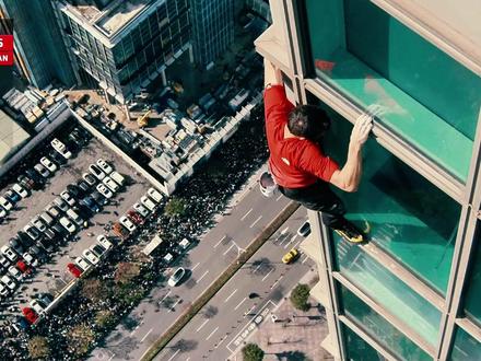 亚历克斯·霍诺德在无任何保护情况下成功登顶中国台北101大厦 一步滑坠便是生命在空气中彻底消散
正因如此那向上攀登的每一毫米
才被赋予了神性的光芒
#了不起的精讲团 #电影解说 #台北101 #亚历克斯霍诺德 #青年创作者成长计划