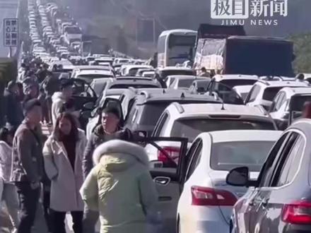 “就算张驰来了,也得在高速过夜”,老外被堵高速:终于体验了春节堵车,我们等半小时了,可能还要再待一小时。湖南高速:23日是流量最高峰