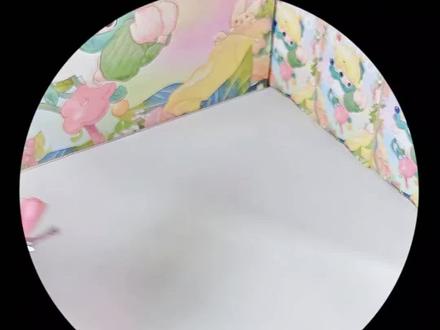 被DIMOO可爱晕了!手把手教你拿捏热款! DIMOO瞬间的奇遇系列详细手感!
🌟手感重量从重到→轻🌟
【飞过春天】162.6g
明盒!系列坠重!上下完全摇不动,只有干燥剂和卡片上下打盒,前后摇不动在封面头发处对顶明显!左右在中上部高位打盒空间很大
【春天的后坐力】160.9g
明盒!上下约半指空间,底部砸盒,前后在封面中部碰盒明显且轻按有斜对顶!左右有胀盒感,在第三排图鉴中部有碰盒感
【被春天接住】158.1g
明盒!上下约1指空间,底部砸盒很重,前后中下部微微打盒且轻按明显有对顶!左右在中下部打盒且有微弱阻碍感
【抱紧春天】155.6g
上下约半指空间,前后在封面中上部哐哐打盒感很重,左右在图鉴面中部打盒感很重
【吹一口花香】143.5g
大明盒!上下微微晃动,大底座配件上下打盒巨明显,像小球一样砸手,前后几乎摇不动,左右微微晃动,在中下部较满
【坠入花海】138.4g
上下微微晃动,干燥剂上下打盒明显,大配件卡住在侧边,前后在背面中下部哐哐打盒约半指,左右在第三排图鉴中部碰盒空间很小
【捕捉春天】137.3g
上下摇不动,只有卡片侧边上下打盒,前后在背面中上部哐哐打盒,左右在中上部打盒明显,四面空间都较大
【吹响春天】133.5g
明盒!上下几乎摇不动,干燥剂声音明显,前后在封面中下部微弱碰盒且微顶!左右在第二排图鉴带我去远方处打盒明显,底座配件卡住在底部
【带我去远方】129.7g
明盒!上下约1指空间,两面都打盒,多配件卡住在侧边,前后在背面中上部微弱碰盒空间很小,用力摇能感觉到大配件前后侧边打盒明显,左右在第一排图鉴左侧碰盒,四面空间小,小包干燥剂
【打包春天】129.1g
上下约半指空间,底部有砸盒感,配件放底部有微弱碰盒感,前后在背面中下部靠近底部打盒,在封面中上部左侧也打盒,左右在中下部打盒,倒过来摇更明显
【它住在靴子里!】127.6g
上下微微晃动,底座配件放侧边上下打盒巨明显,前后在封面中部哐哐打盒,左右在第二排图鉴吹一口花香处打盒明显约1指空间
【头顶春天】125.3g
明盒!系列坠轻!上下约1指空间,底部打盒,前后在背面中部打盒,左右摇不太动有胀盒感,只有干燥剂晃动声,配件底座卡住在侧边
#拆盲盒 #大人也要玩玩具 #治愈 #盲盒手感分享 #我的盲盒分享