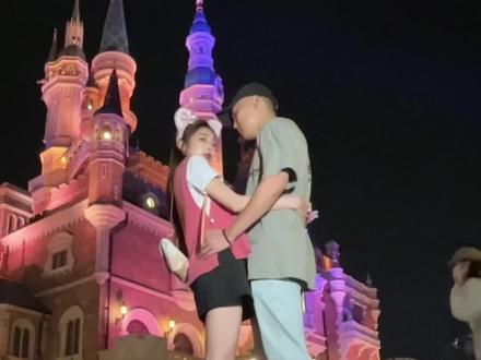 终于去体验了一把迪士尼烟花跟拍!你觉得值吗?#拍照 #烟花 #迪士尼 #情侣