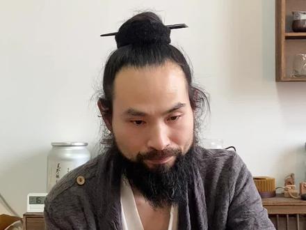 我对于站桩的一些看法:通则不痛,痛则不通。 当你站到一定时间,身体出现酸麻胀痛的时候,不要放弃,继续坚持,冲过这个关口。
#道家文化 #站桩 #静拙不懂道 #修行 #道家养生