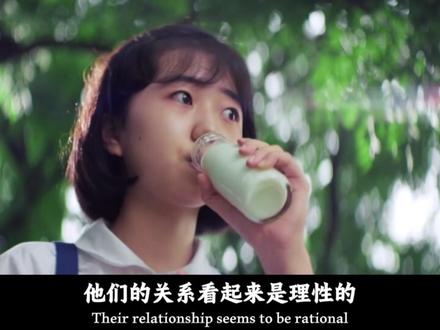 金莎和孙丞潇的身份与欲望错位 金莎想要一个能爱她,保护她的男人,却找了一个需要她照顾,需要她保护的男孩,孙丞潇想要一个能帮助他成功的跳板,却最终变成了别人的附属品,他们都试图在对方身上填补自己的存在性匮乏,却最终发现,对方不仅无法填补自己的空洞,反而会让自己的匮乏变得更加明显。
这就是姐弟恋最核心的结构性缺陷,它往往迫使女性放弃自己的女性位置,承担起原本的稳定功能,无法获得真正的被爱感,同时迫使男性放弃自己的男性尊严,沦为依附性的客体,无法获得真正的成功,金莎与孙丞潇的例子,正是这种缺陷的典型写照,他们的关系看起来是理性的,平衡的,甚至是甜蜜的,但实际上充满了异化,错位和不可消解的创伤,对于大部分人来说,这种建立在权力倒置和投射误认之上的关系,注定是一场无法抵达终点的旅程。
最后我做一个简单的总结,金莎与孙丞潇的姐弟恋,是当代亲密关系中权力倒置与欲望错位的典型例子,双方都带着各自的核心存在性匮乏进入关系,试图通过对方来填补自身的空洞,却最终陷入了欲望的死循环,关系里的权力位置倒置导致了双方主体性的双重丧失,双向的投射误认导致了真实自我的彻底遮蔽,三个来自真实世界的核心创伤则构成了关系无法突破的终极边界,这段关系的本质,是两个匮乏主体的临时合谋,它用理性的契约和表演性的亲密,掩盖了双方核心欲望永远无法被满足的核心矛盾,它揭示了现代亲密关系的普遍困境,当爱情被权力,资本和社会规训所异化,真正的亲密就变得遥不可及,对于大部分人来说,建立在平等主体基础上的亲密关系,才是更稳定,更可持续的选择。#妻子的浪漫旅行 #金莎孙丞潇 #心理学 #精神分析 #硬核深度计划