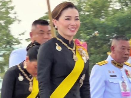 苏提达王后在泰国王室的地位愈发稳固,诗妮娜贵妃需向她行跪拜礼 #泰国王室 #泰国国王 #苏提达 #苏提达王后 #诗妮娜