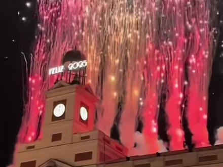 🇪🇸西班牙跨年吃🍇正确版本! (本人已居住在马德里14年了,包括我也有问了我好多邻居)
回答一下大家问的最最最多的几个问题。
1.到底是00:00前吃🍇还是后?
是00:00后,00:01分前 这样大家可以更好的理解
在23:59:40秒左右 会先敲四下钟声🔔(是告诉大家做好准备要开始吃🍇)
3.是每秒吃一颗葡萄嘛?不是哒!是平均3-4秒吃一颗
2.跨年得吃什么样的🍇?
其实随便什么葡萄都可以!都给我买是无籽的!
(因为压根没时间吐籽)😅😅😅
当地人给小朋友都是吃一颗颗小巧克力
不能吃葡萄的宝宝们也可以用巧克力代替~
最后的最后 大家吃葡萄的时候一定要小心,不要吃呛到~
我在西班牙提前祝大家新年快乐🎆#西班牙跨年吃葡萄 #西班牙 #欧洲 #习俗 #马德里