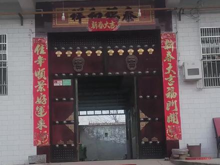 初五早晨放鞭炮,核心是破五、崩穷、迎财神🧨
一、破五(破除禁忌)
初五叫“破五”,放鞭炮象征破除过年期间的所有禁忌(如忌扫地、动针线、说不吉话),生活回归正轨,正式开工、开市。
二、崩穷送穷(最核心寓意)
• 老话:破五放鞭炮,穷气崩九霄
• 讲究从屋里往外放,把穷气、晦气、霉气、病气、小人统统“崩”出门,辞旧迎新。
• 满地红纸屑,象征红红火火、开门红。
三、迎财神(招财进宝)
民间说初五是财神生日/下界日。
• 清晨开门放炮,恭迎五路财神进门(东西南北中)。
• 商家开市必放,寓意生意兴隆、财源滚滚 。
四、马年额外寓意
今年马年,还有一马当先、破除万难、马到成功的好彩头。
