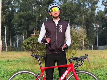坎普radon ,公路车小白入门神车,两千价位无敌之选,2280的价格到手的是半内走铝合金车架,碳纤维前叉,禧玛诺r3000前后拨,整车不到10kg,吊打很多三千价位的车,颜值高,坎普也是出了名的质量好#坎普radon #公路车 #骑车党必看的公路车推荐 #让骑行成为一种生活 #平价又好骑的公路车推荐