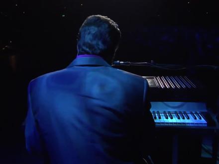 此曲出自1979年的专辑《The Long Run》 由Timothy B. Schmit与Glenn Frey、Don Henley共同创作,Timothy演唱它是基于其个人经历,有关于一段岌岌可危却又藕断丝连的关系。
此曲大部分由Timothy所写,是一首动听的R&B音乐,录音室版本的主音吉他是Glenn Frey所演奏,2004年墨尔本告别现场主音吉他部分由客座吉他大师Steuart Smith演绎,其对声音细节把控堪称完美!
中英双语字幕:老鹰乐队Eagles《I Can't Tell You Why 》2004年墨尔本告别现场
#eagles乐队 #老鹰乐队 #现场版live #摇滚 #乐队现场