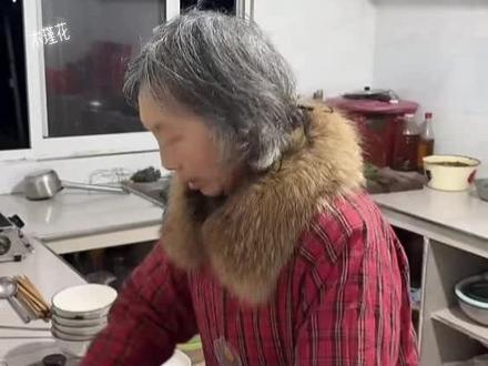 木工李哥在中国老家,李哥把未婚妻米米带回家,最高兴的是老娘找这么漂亮的儿媳妇!