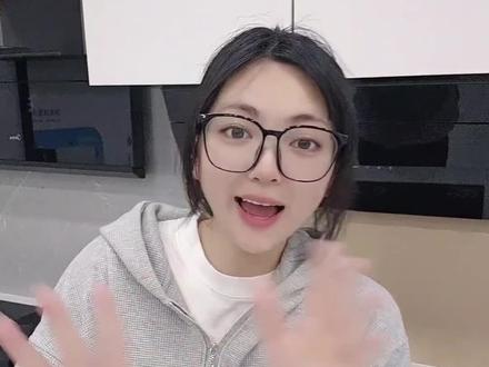 家人们,纠结美的这两款油烟机的,听我一句劝!
✅ AK7Pro:28m³大吸力+1100Pa静压,日常爆炒足够用。
✅ AK10Pro:直接拉满到32m³风量+1500Pa静压,高楼层、开放式厨房也不怕油烟倒灌。重点是自动蒸汽洗2.0,内置水盒,累计用7小时自动洗,还有仿生荷叶净面板,一擦就干净。
一句话:日常家用选AK7Pro;追求极致吸力和自动清洁,直接上AK10Pro!
#一城一美赴春约 #一声小美生活更美 #美的全屋智能 #美的小西梅油烟机 #美的小西梅厨房套系