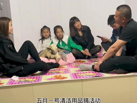 农村下雨天就适合坐热炕头唠嗑,今天找我柱哥来我家吃饭,想去小园整点菜,开门那一刻彻底惊呆了!#记录我的农村生活 #记录生活 #二婚