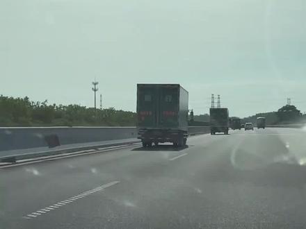 #2025年高考 进入倒计时,网友偶遇#高考试卷 押运车,全程由警车开道,武警护航