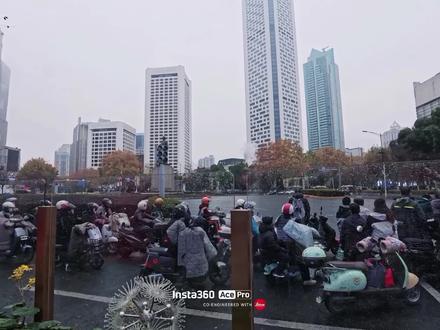 12月13日10点01分,南京全城拉响警报,为南京大屠杀遇难同胞默哀1分钟。拍摄于新街口,汽车停驶,司机自发鸣笛,所有人原地默哀#南京大屠杀国家公祭日 #南京防空警报拉响 #默哀 #公祭日勿忘国耻 #1213国家公祭日