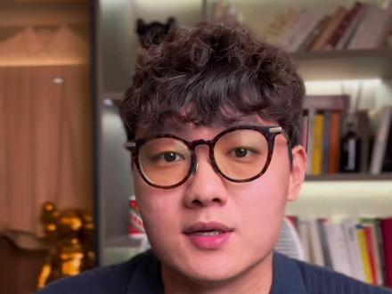 白酒凭啥永不倒?藏着6个人性密码 全网都在误区式解读白酒,总说年轻人不喝白酒行业就会衰退。本期跳出表面销量逻辑,从社交货币、库存增值、行业垄断、两极分化、情绪成瘾刚需、财富再分配六大独家维度,彻底拆解白酒屹立数十年不倒的底层真相。对比科技、实体行业,看懂白酒独一无二的商业模式。读懂人性、读懂情绪、读懂中国社会,才算真正读懂白酒投资。
#白酒#白酒行业#价值投资#A 股#消费股#茅台#股市逻辑#投资理财#商业模式#大睿聊财经