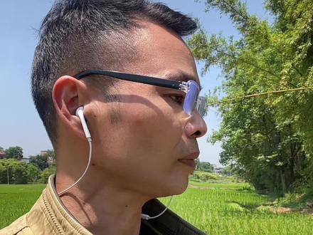 《苹果香》含义 + 爆火完整解析
一、歌曲核心含义
《苹果香》是哈萨克族歌手狼戈写给故乡新疆伊犁的歌,以苹果香为记忆符号,藏着三层深情:
1. 乡愁故土:伊犁是苹果之乡,苹果香是童年味道,代表回不去的故乡、漂泊游子的思乡,六星街、巴扬琴声、列巴、白毡房都是伊犁真实烟火。
2. 青春遗憾爱情:歌里的莎吾烈泰是他年少错过的哈萨克族初恋,爱而不得,只剩回忆,是成年人的意难平。
3. 亲情与旧时光:怀念母亲、儿时伙伴、无忧无虑的童年,苹果香=青春、家人、温暖过往的总和。
简单说:苹果香不只是果香,是故乡、初恋、青春、乡愁的味道。
二、为什么突然爆火(核心原因)
1. 情感太戳人,全中国人都能共情
旋律沧桑温柔、舒缓治愈,沙哑嗓音自带故事感;歌词朴实不矫情,写尽漂泊、怀旧、遗憾、想家。
现在成年人压力大、离家久,这首歌精准击中集体乡愁+青春遗憾,一听就走心、容易落泪。
2. 民族风情独特,氛围感极强
融合哈萨克冬不拉、俄罗斯族巴扬琴,新疆伊犁的异域烟火、草原、芦苇、红嘴雁,画面感拉满,满足大家对远方、自由的向往。
3. 翻唱带火,短视频传播出圈
原唱狼戈2021年发行一直不温不火,2024年后黑大婶、云飞等草根歌手翻唱,在抖音、快手刷屏,配上风景、怀旧视频,快速全网走红。
4. 意象高级,“气味记忆”最动人
气味是最牢固的记忆,苹果香=所有人心中的故乡味道,伊犁的苹果香,变成每个人的童年家乡香,共情无国界。
# 《苹果香》#完整版#客家农村人#人间半途#爱演爱唱@佩奇的退休生活