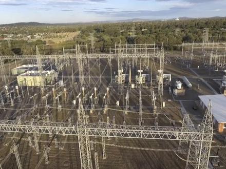 电力板块集体暴涨,90% 的人都忽略的暗牌——微电网 就在前几天,国家电网放出了一个王炸消息:"十五五"期间,国家电网投资将超4万亿元,比"十四五"足足涨了40%。
特高压火了,变压器火了,电力设备板块集体狂欢。
但今天要聊的,在这场万亿级盛宴中,有一个被严重低估的赛道,正在悄然崛起。
它就是,微电网
#十五五 #电气设备 #四万亿 #微电网 #电力行业