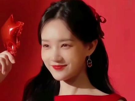 #李一桐 为啥穿着暴露的女人,还要捂住胸口?是怕穷人看到 ,还是怕富人看不到。#创作灵感