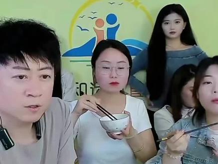 王鹤棣是谁啊?卖什么的?哇哈哈笑死我了#被美食硬控的一天 #吃货小分队 #钵钵鸡 #强烈推荐 #远方直播间带货搞笑视频 @⭐远方🌙☀