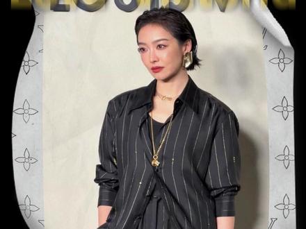 LV的全称是Love Victoria吧! 就在前几天,宋茜再度以华人代表参加了LV高珠活动,一头利落的金色短发搭配白色针织贝雷帽特别吸睛,简约的白色衬衫加上条纹阔腿裤,复古利落又带点小女人味。到了晚上秒切女王模式!一袭极简黑色晚礼裙,没有任何多余的装饰,颈间那条祖母绿项链配上她的浅金湿发大背头,冷艳又凌厉,这种 "less is more" 的审美,把 "高珠配美人" 的氛围感拉到天花板!
#LouisVuitton #LV高级珠宝 #宋茜#宋茜穿搭 #奢侈品