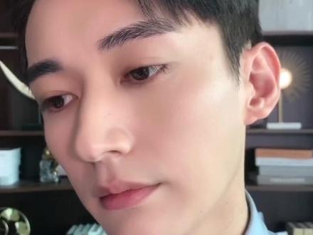 #显眼包日常 #刘学义 #完美侧颜杀 #工作花絮
哈哈!白眼翻上天了!