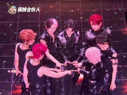 大雨算什么,时团站姐用神图告诉你什么叫生死局照样赢 #时代少年团 #时代少年团广州演唱会 #演唱会下雨 #时代少年团站姐 #站姐镜头