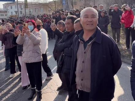 驼队到达亭口景象 #东天山来的骆驼队 经过陕西长武亭口感受相亲的热情和围观!