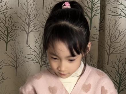 用一张纸,折一匹奔向新年的小马!今天是2025的最后一天,就让这匹亲手折的小马,驮着所有的好运和快乐奔进崭新的2026!
祝我的大小朋友们,新的一年,一马当先!龙马精神!马到成功!马上有好事发生!#创作者中心 #创作灵感 #亲子手工 #抖音生活观察计划 #新年祝福